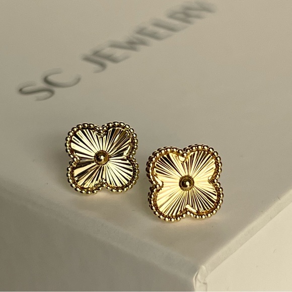 SCJewelry Jewelry - Gold Floral Stud Earrings